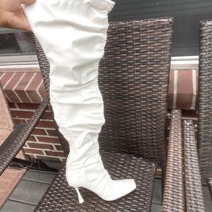 Brand new, never worn, size 6 women’s medium fit.